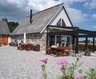 Cafe Alrø med den overdækkede terrasse og hyggelige gårdsplads