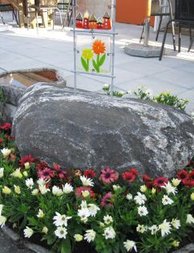 Sten, blomster og kunst i skøn forening